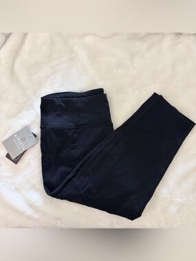 Athleta Black Crux Capri Leggings